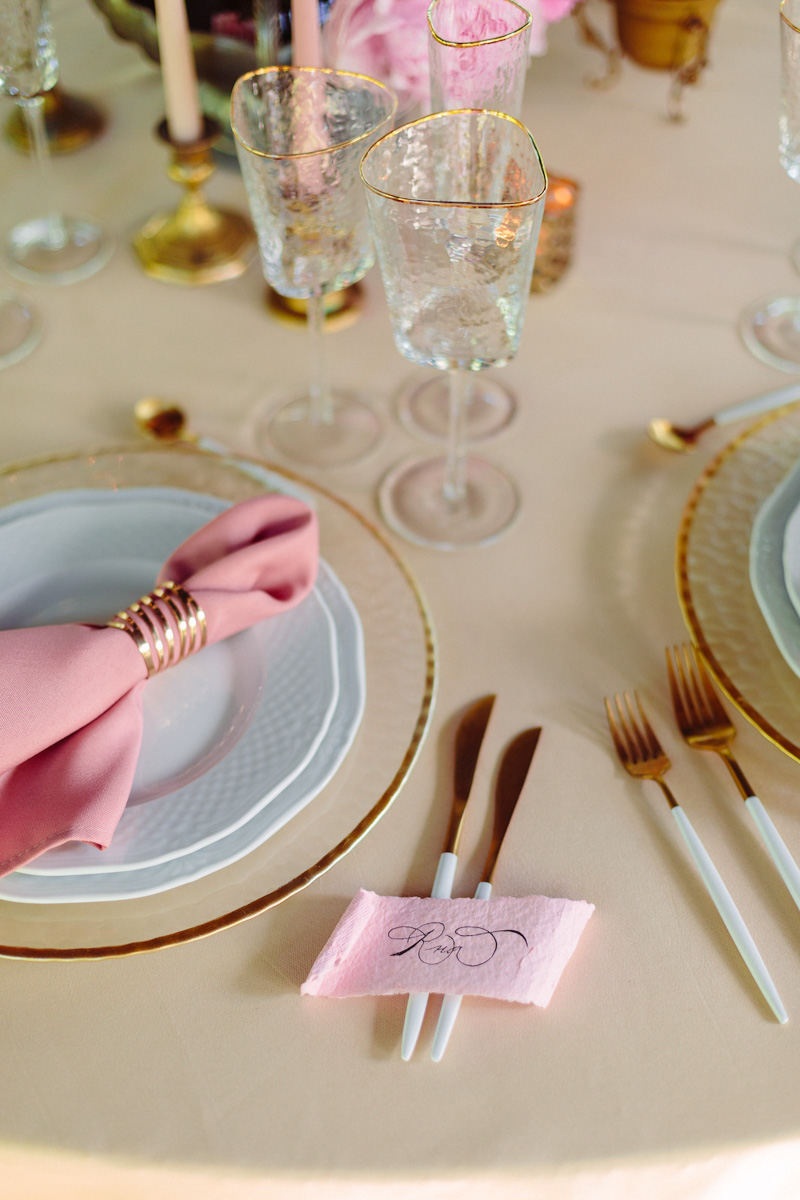 Стиль всегда кроется в мелочах. Свадьбы – не исключение, именно детали определяют, насколько продумано и гармонично ваше мероприятие. Вот почему им нужно уделить особое внимание.