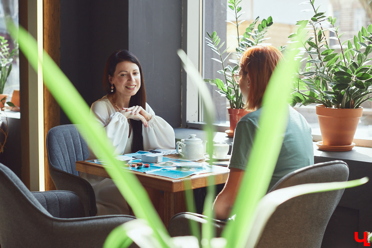Настолки - это не всегда просто приятный досуг. Бывают еще и трансформационные игры. Участвуя в них, люди прорабатывают свои внутренние проблемы. Как это происходит, объяснила психолог Мария Точина.