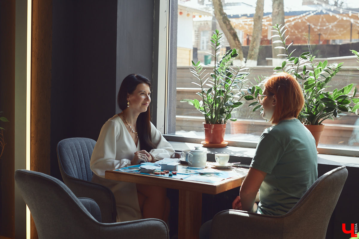Настолки - это не всегда просто приятный досуг. Бывают еще и трансформационные игры. Участвуя в них, люди прорабатывают свои внутренние проблемы. Как это происходит, объяснила психолог Мария Точина.