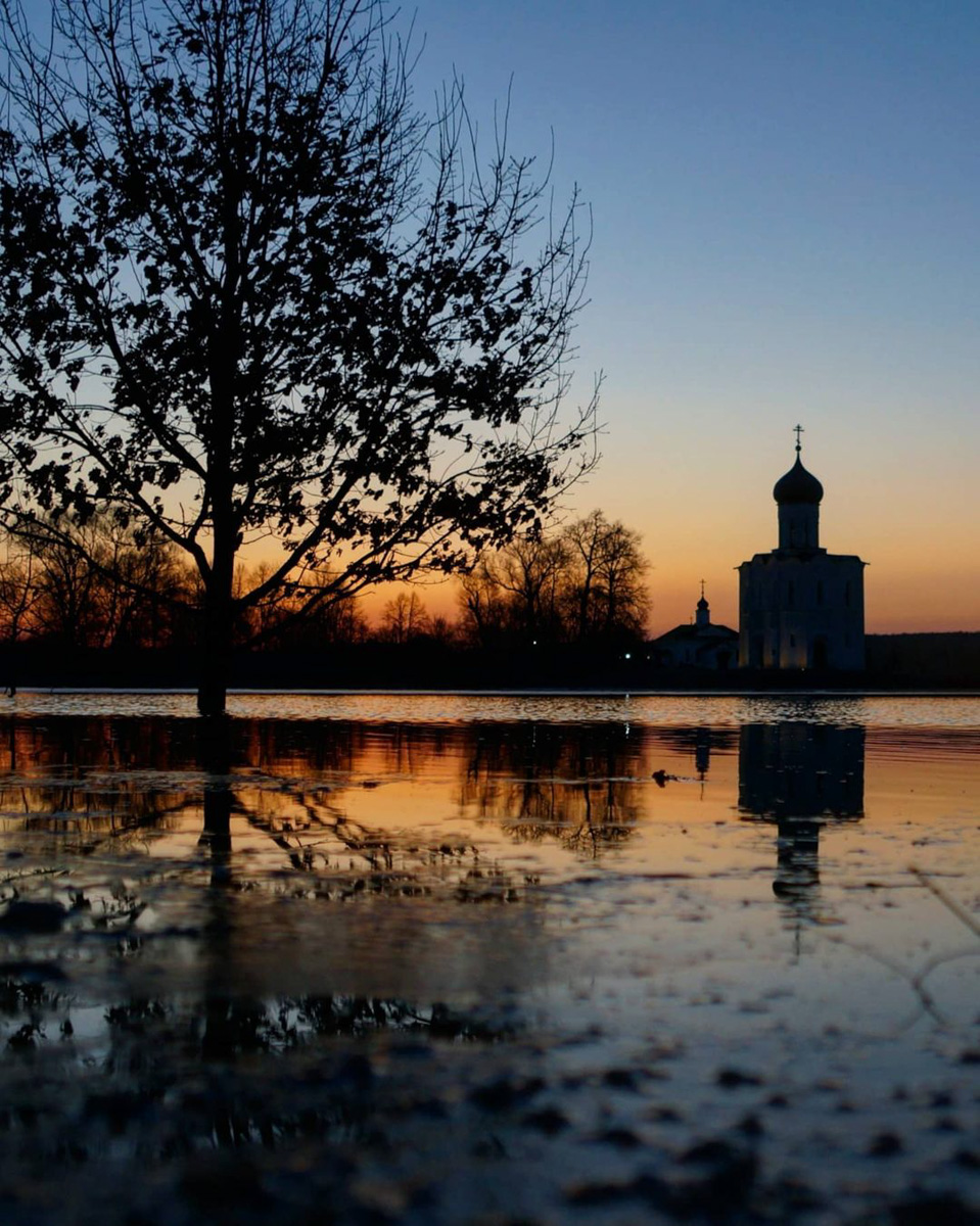 Несколько дней назад этот самый живописный момент наступил; храм Покрова на Нерли купается в лучах солнца, окруженный разгулявшейся рекой. Насладимся его красотами вместе с владимирскими путешественниками.
