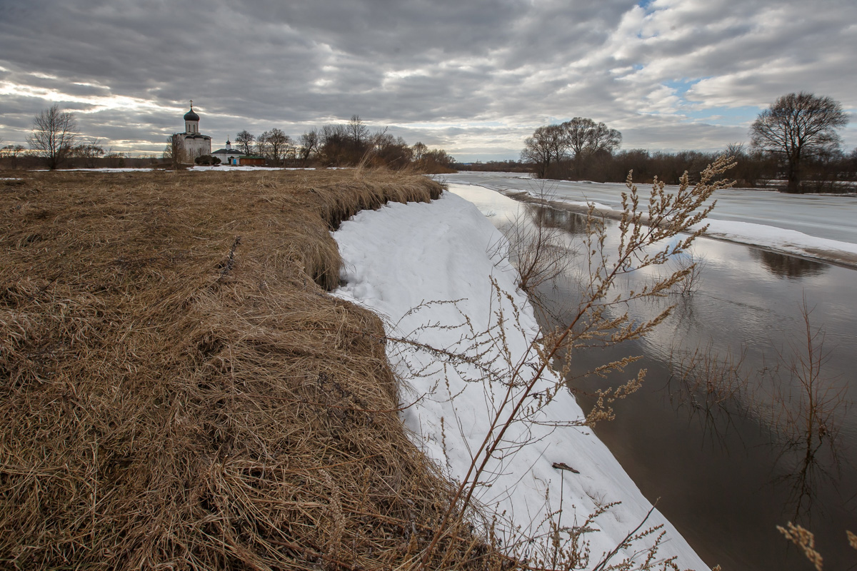 Несколько дней назад этот самый живописный момент наступил; храм Покрова на Нерли купается в лучах солнца, окруженный разгулявшейся рекой. Насладимся его красотами вместе с владимирскими путешественниками.