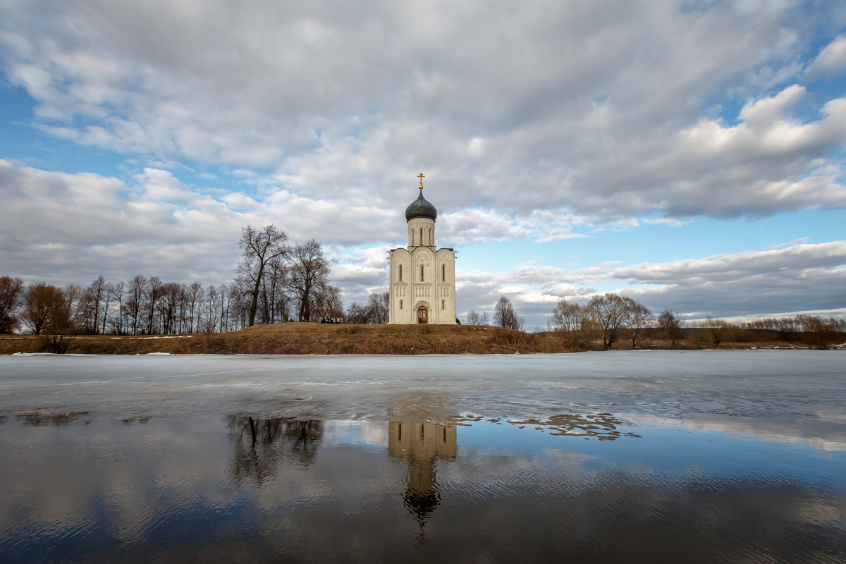 Несколько дней назад этот самый живописный момент наступил; храм Покрова на Нерли купается в лучах солнца, окруженный разгулявшейся рекой. Насладимся его красотами вместе с владимирскими путешественниками.