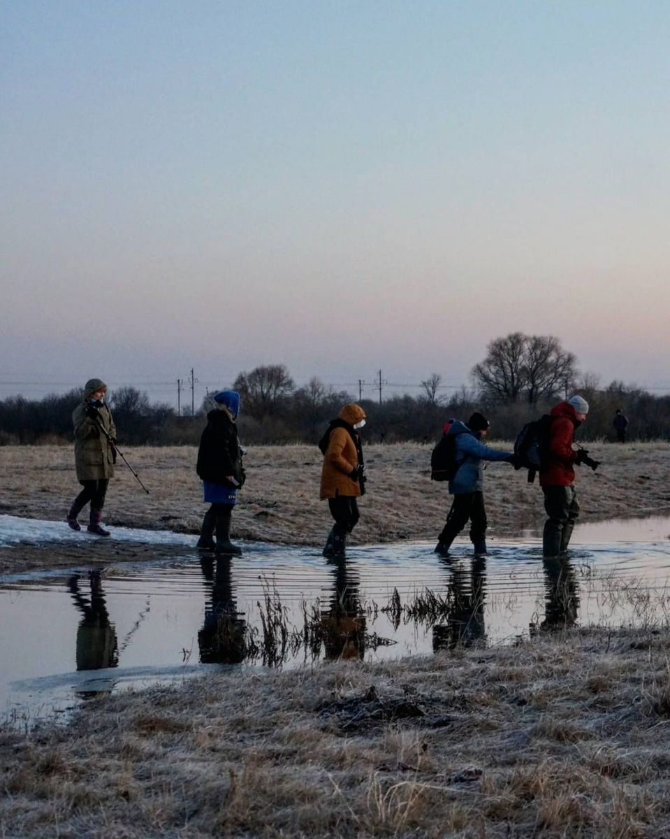 Несколько дней назад этот самый живописный момент наступил; храм Покрова на Нерли купается в лучах солнца, окруженный разгулявшейся рекой. Насладимся его красотами вместе с владимирскими путешественниками.