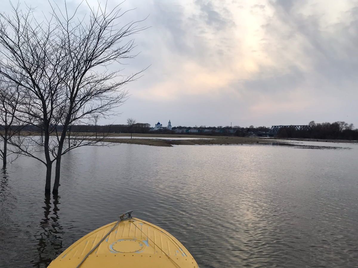 Несколько дней назад этот самый живописный момент наступил; храм Покрова на Нерли купается в лучах солнца, окруженный разгулявшейся рекой. Насладимся его красотами вместе с владимирскими путешественниками.