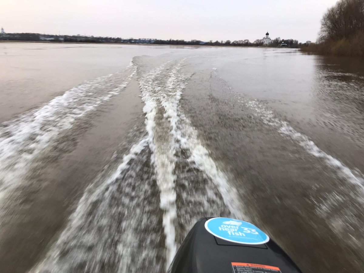 Несколько дней назад этот самый живописный момент наступил; храм Покрова на Нерли купается в лучах солнца, окруженный разгулявшейся рекой. Насладимся его красотами вместе с владимирскими путешественниками.