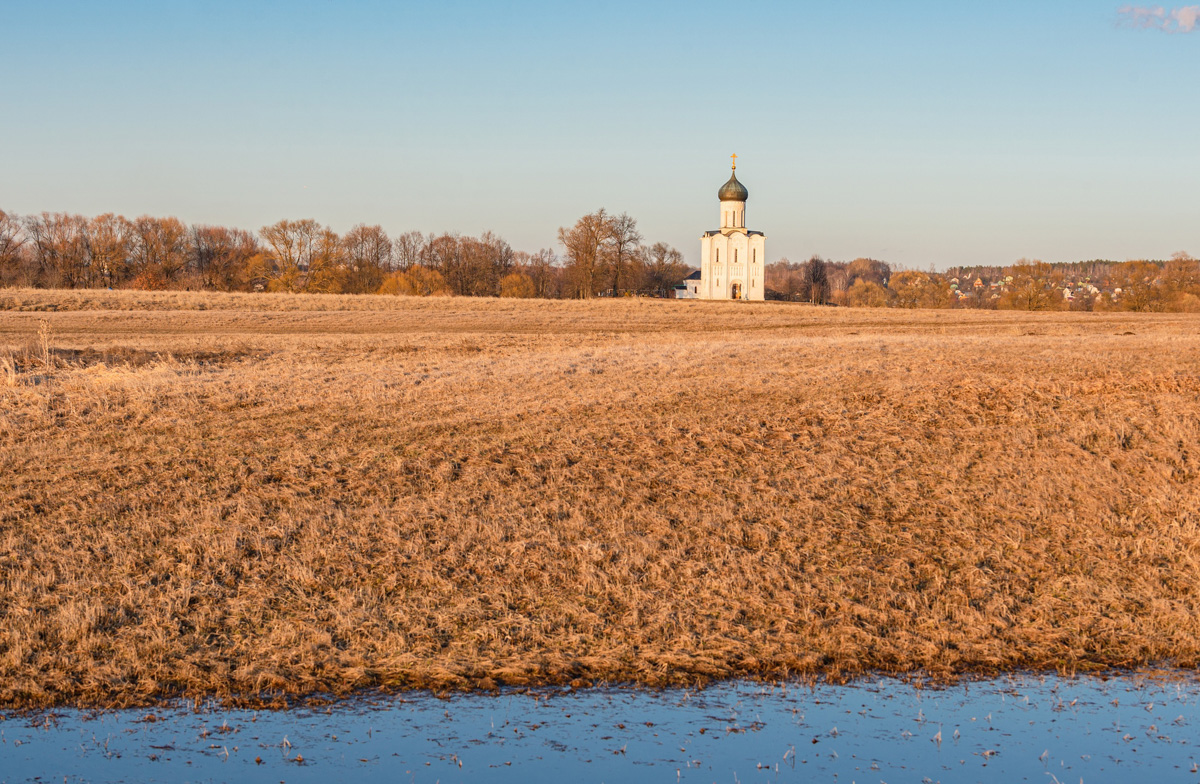 Несколько дней назад этот самый живописный момент наступил; храм Покрова на Нерли купается в лучах солнца, окруженный разгулявшейся рекой. Насладимся его красотами вместе с владимирскими путешественниками.