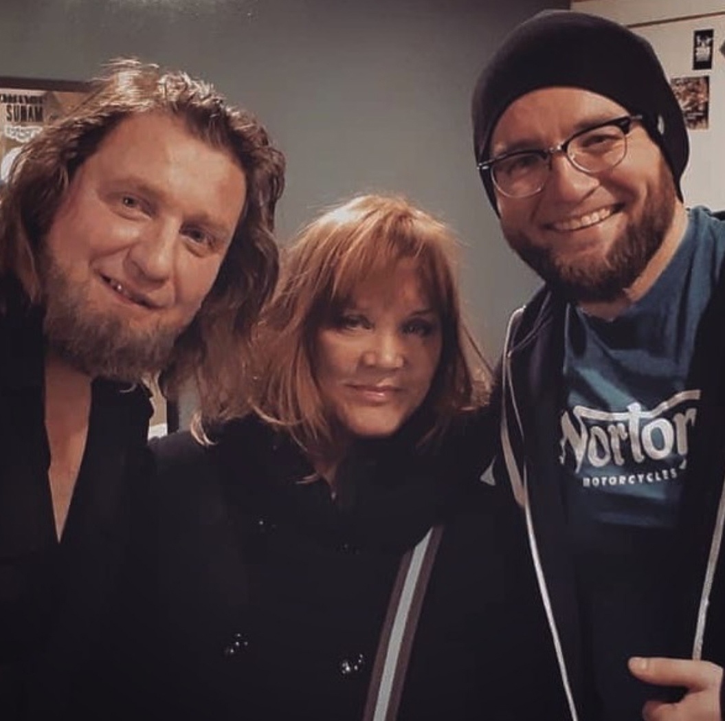 15 апреля для поклонников владимирских героев рока «Рекорд Оркестр» - дата особенная. Именно сегодня на всех музыкальных интернет-площадках стал доступен новый альбом группы «Мир самых добрых людей». О нем-то мы и поговорили с Алексеем Барышевым и Тимофеем Копыловым.