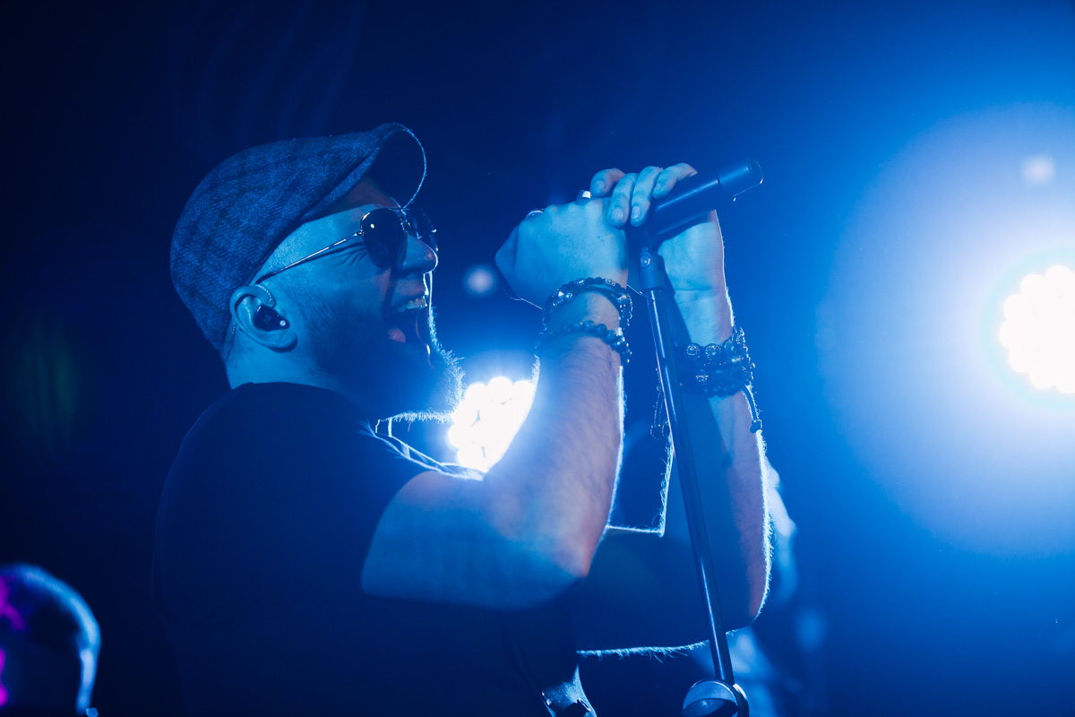 15 апреля для поклонников владимирских героев рока «Рекорд Оркестр» - дата особенная. Именно сегодня на всех музыкальных интернет-площадках стал доступен новый альбом группы «Мир самых добрых людей». О нем-то мы и поговорили с Алексеем Барышевым и Тимофеем Копыловым.