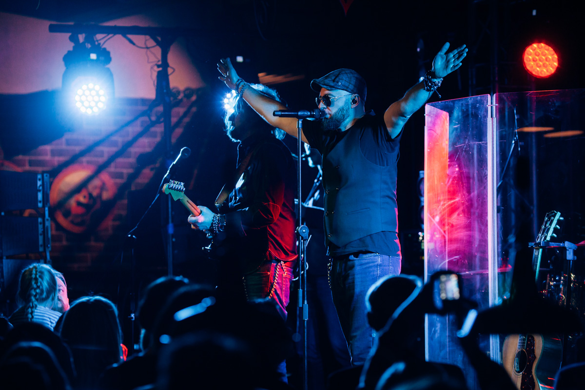 15 апреля для поклонников владимирских героев рока «Рекорд Оркестр» - дата особенная. Именно сегодня на всех музыкальных интернет-площадках стал доступен новый альбом группы «Мир самых добрых людей». О нем-то мы и поговорили с Алексеем Барышевым и Тимофеем Копыловым.