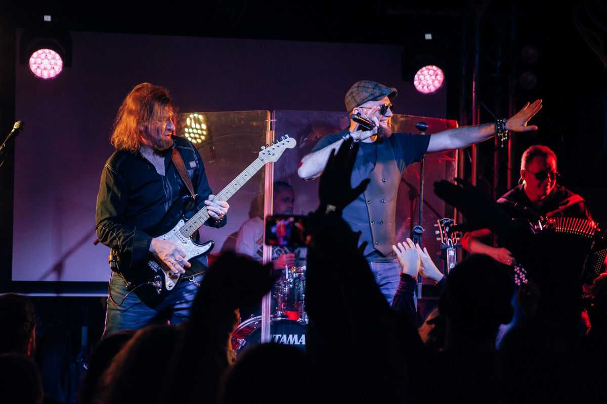 15 апреля для поклонников владимирских героев рока «Рекорд Оркестр» - дата особенная. Именно сегодня на всех музыкальных интернет-площадках стал доступен новый альбом группы «Мир самых добрых людей». О нем-то мы и поговорили с Алексеем Барышевым и Тимофеем Копыловым.