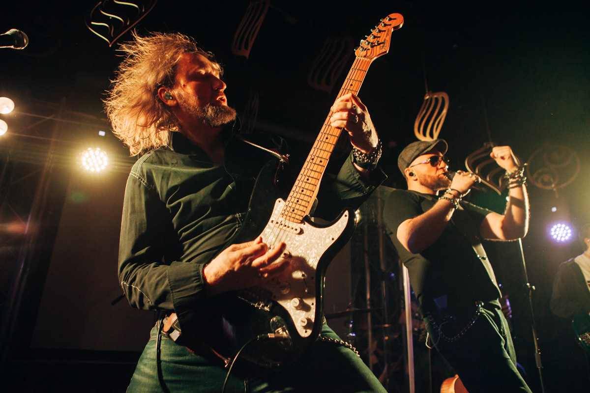 15 апреля для поклонников владимирских героев рока «Рекорд Оркестр» - дата особенная. Именно сегодня на всех музыкальных интернет-площадках стал доступен новый альбом группы «Мир самых добрых людей». О нем-то мы и поговорили с Алексеем Барышевым и Тимофеем Копыловым.