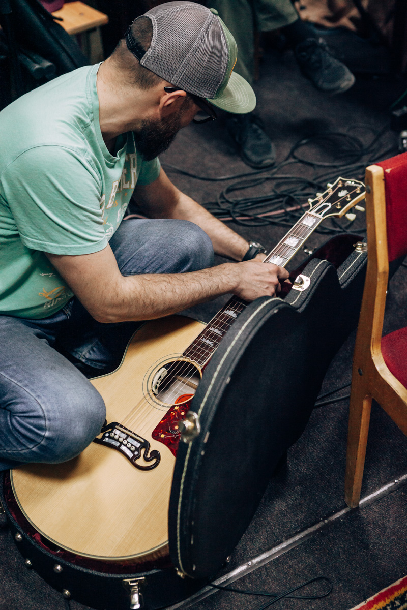 15 апреля для поклонников владимирских героев рока «Рекорд Оркестр» - дата особенная. Именно сегодня на всех музыкальных интернет-площадках стал доступен новый альбом группы «Мир самых добрых людей». О нем-то мы и поговорили с Алексеем Барышевым и Тимофеем Копыловым.