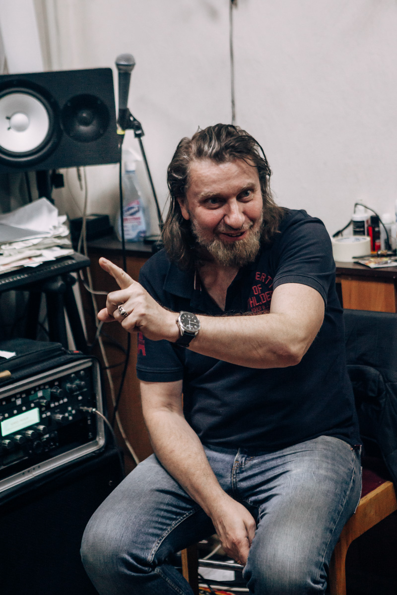 15 апреля для поклонников владимирских героев рока «Рекорд Оркестр» - дата особенная. Именно сегодня на всех музыкальных интернет-площадках стал доступен новый альбом группы «Мир самых добрых людей». О нем-то мы и поговорили с Алексеем Барышевым и Тимофеем Копыловым.