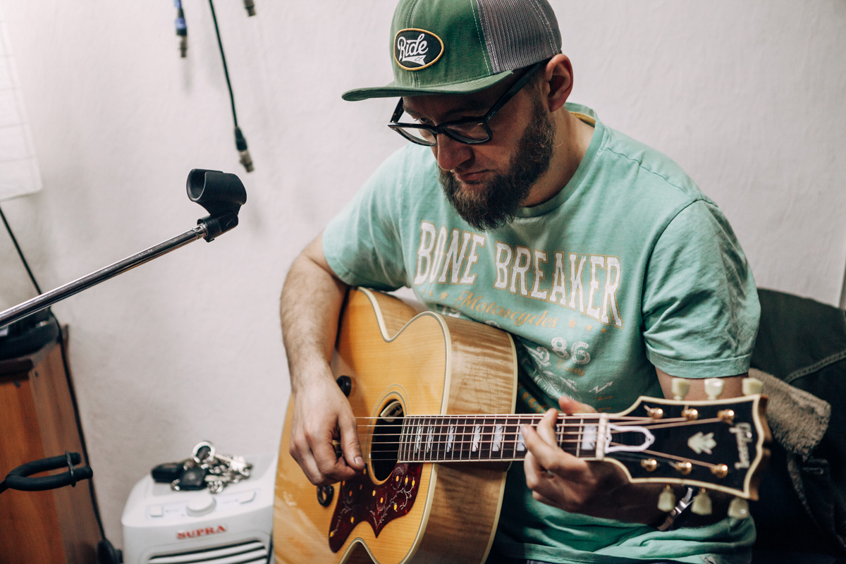 15 апреля для поклонников владимирских героев рока «Рекорд Оркестр» - дата особенная. Именно сегодня на всех музыкальных интернет-площадках стал доступен новый альбом группы «Мир самых добрых людей». О нем-то мы и поговорили с Алексеем Барышевым и Тимофеем Копыловым.