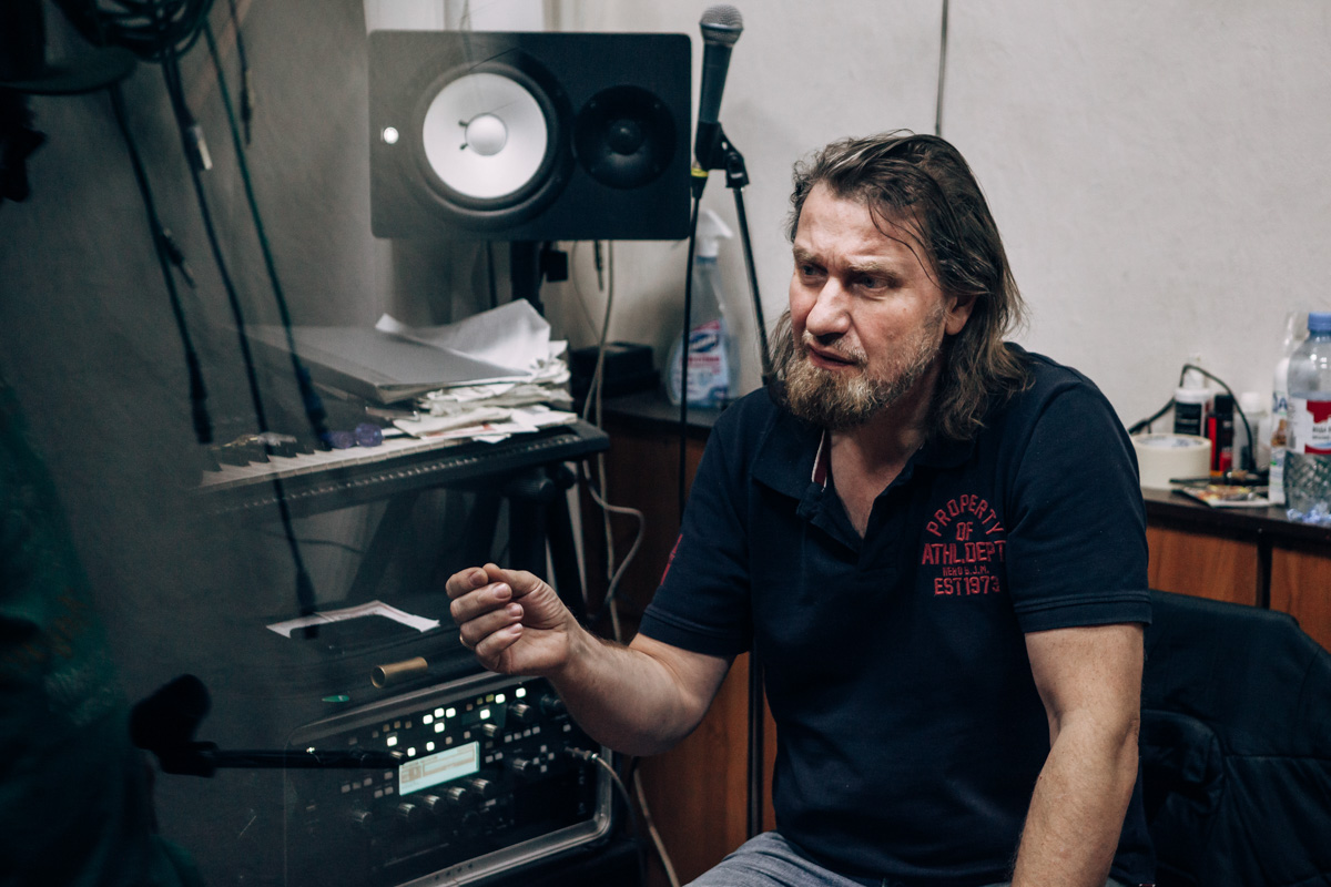 15 апреля для поклонников владимирских героев рока «Рекорд Оркестр» - дата особенная. Именно сегодня на всех музыкальных интернет-площадках стал доступен новый альбом группы «Мир самых добрых людей». О нем-то мы и поговорили с Алексеем Барышевым и Тимофеем Копыловым.