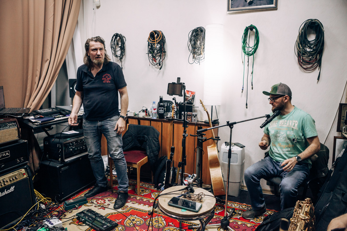 15 апреля для поклонников владимирских героев рока «Рекорд Оркестр» - дата особенная. Именно сегодня на всех музыкальных интернет-площадках стал доступен новый альбом группы «Мир самых добрых людей». О нем-то мы и поговорили с Алексеем Барышевым и Тимофеем Копыловым.