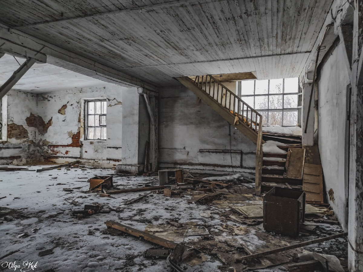 Блогер Ольга Кот осмотрела и сфотографировала заброшенные военные медицинские склады в селе Кузьмино Собинского района. Кадрами оттуда она поделилась с нами.