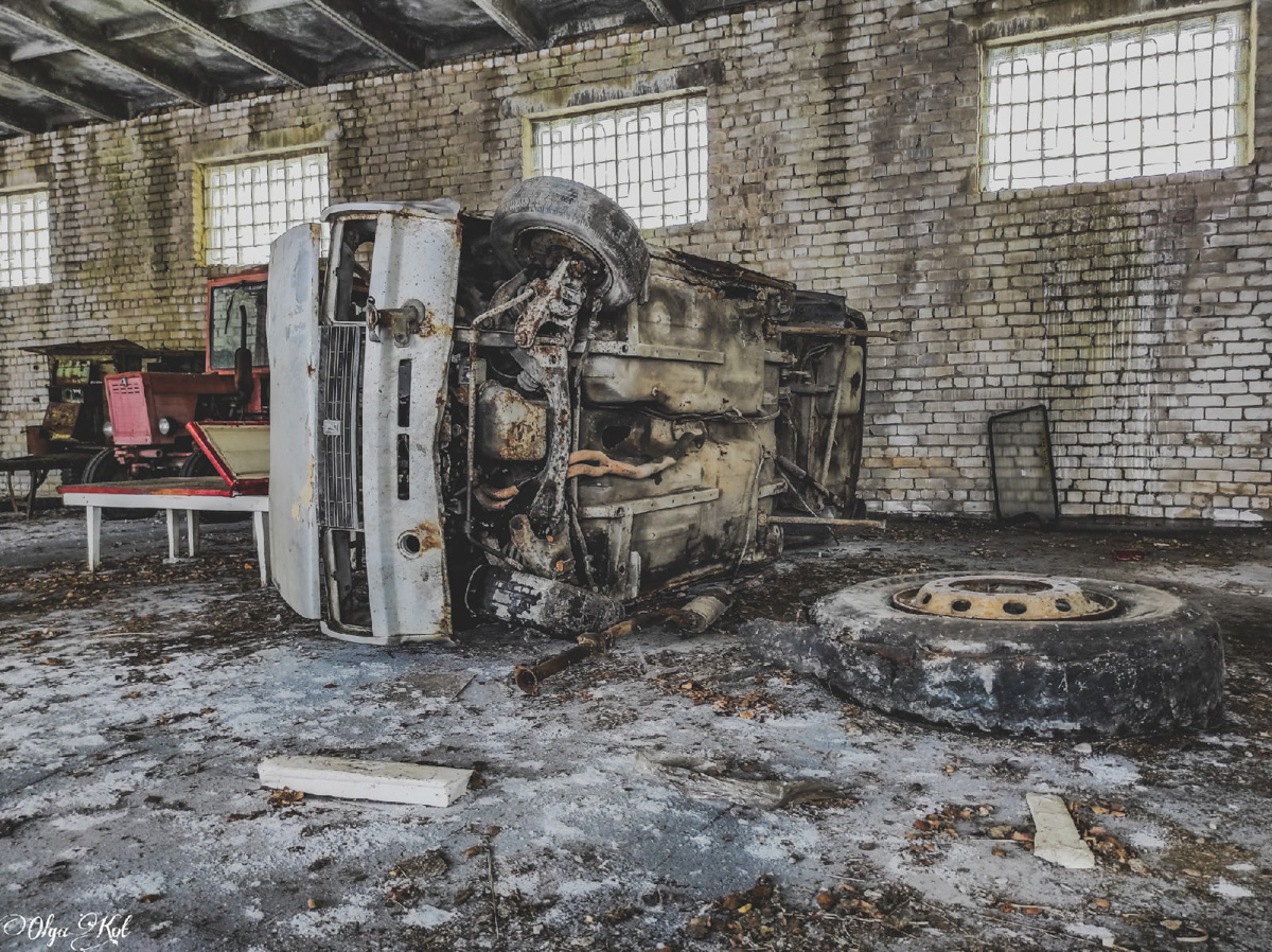 Блогер Ольга Кот осмотрела и сфотографировала заброшенные военные медицинские склады в селе Кузьмино Собинского района. Кадрами оттуда она поделилась с нами.