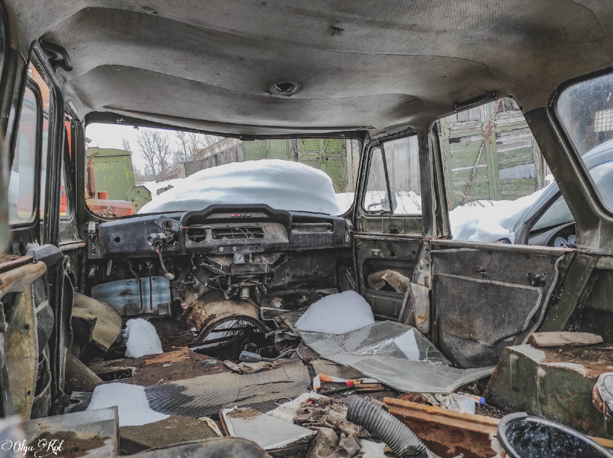 Блогер Ольга Кот осмотрела и сфотографировала заброшенные военные медицинские склады в селе Кузьмино Собинского района. Кадрами оттуда она поделилась с нами.