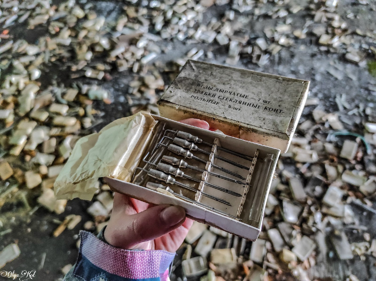 Блогер Ольга Кот осмотрела и сфотографировала заброшенные военные медицинские склады в селе Кузьмино Собинского района. Кадрами оттуда она поделилась с нами.