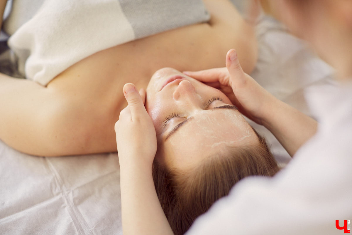 Подтягиваем овал лица, убираем отечность и круги под глазами: все это можно получить после глубокотканного массажа. В чем суть, каковы рекомендации и «бьюти-последствия» процедуры, разбирались вместе с косметологом-эстетистом.