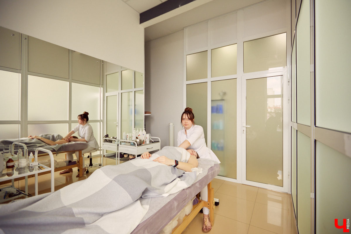 Подтягиваем овал лица, убираем отечность и круги под глазами: все это можно получить после глубокотканного массажа. В чем суть, каковы рекомендации и «бьюти-последствия» процедуры, разбирались вместе с косметологом-эстетистом.