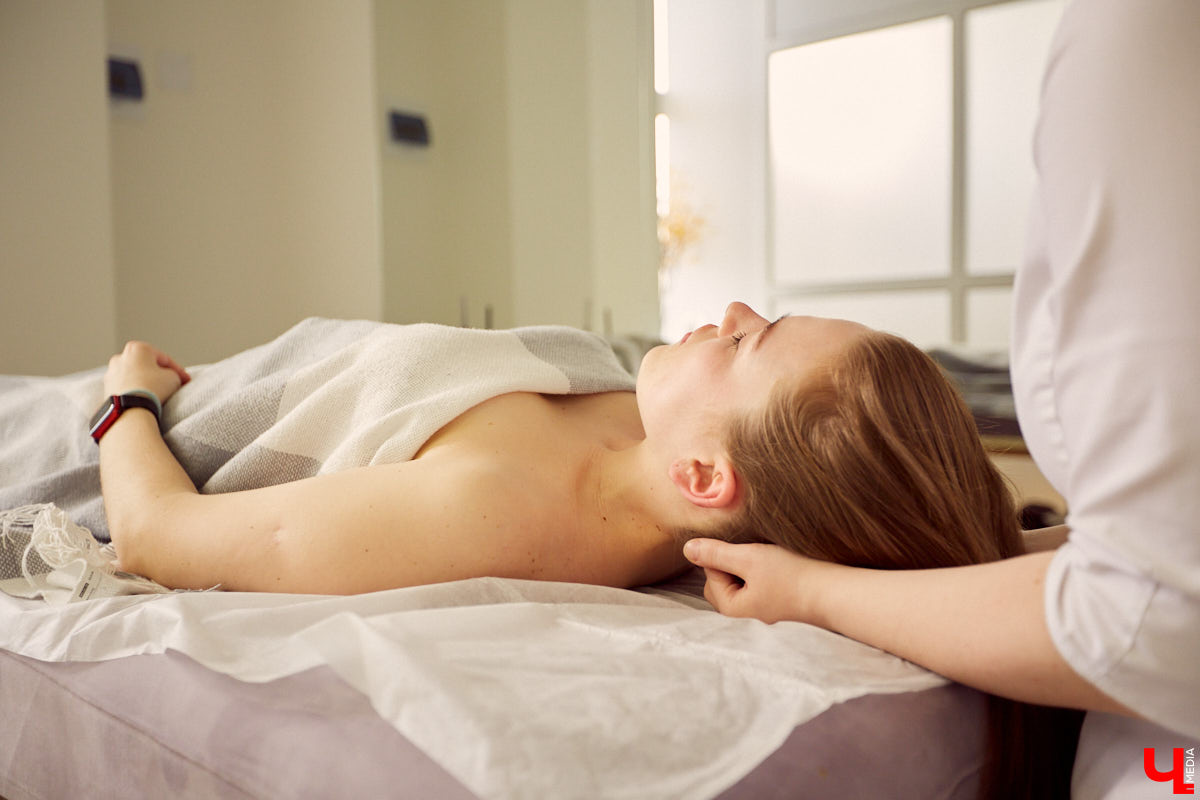 Подтягиваем овал лица, убираем отечность и круги под глазами: все это можно получить после глубокотканного массажа. В чем суть, каковы рекомендации и «бьюти-последствия» процедуры, разбирались вместе с косметологом-эстетистом.