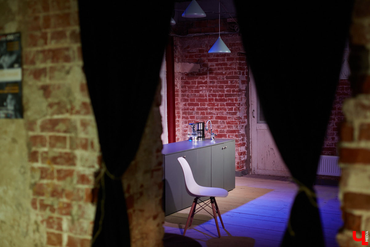 История разваливающейся любви, знакомая каждому. Откровения владимирских актеров в пьесе Ивана Вырыпаева «Солнечная линия».