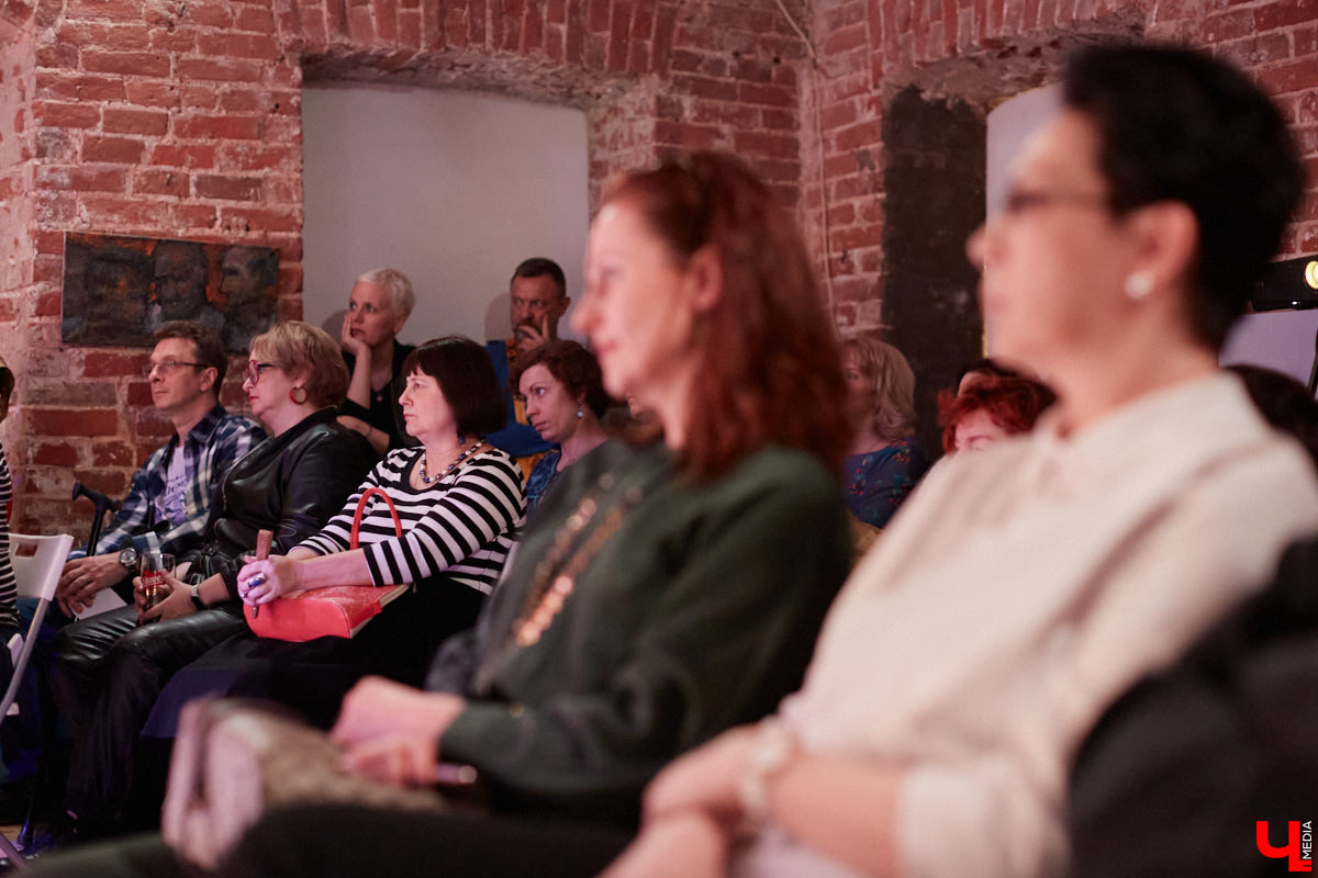 История разваливающейся любви, знакомая каждому. Откровения владимирских актеров в пьесе Ивана Вырыпаева «Солнечная линия».