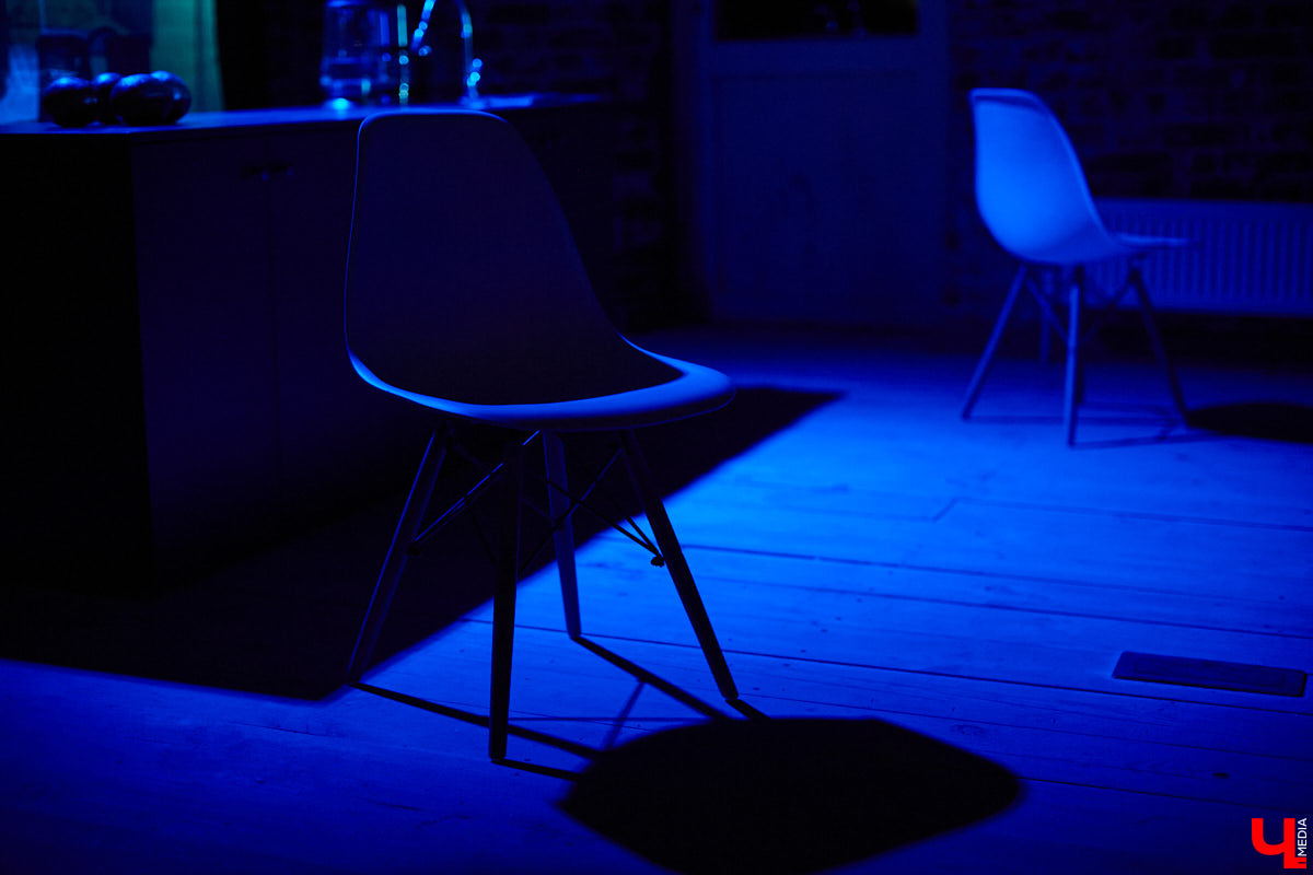 История разваливающейся любви, знакомая каждому. Откровения владимирских актеров в пьесе Ивана Вырыпаева «Солнечная линия».