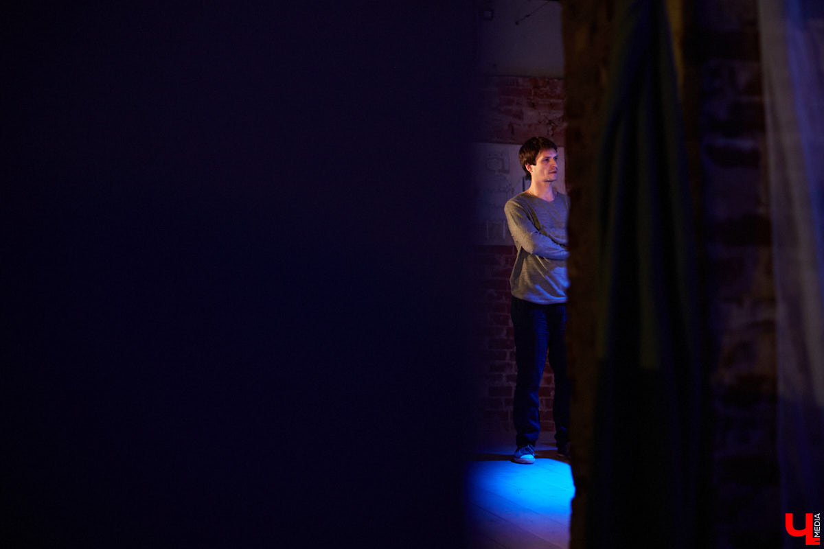 История разваливающейся любви, знакомая каждому. Откровения владимирских актеров в пьесе Ивана Вырыпаева «Солнечная линия».