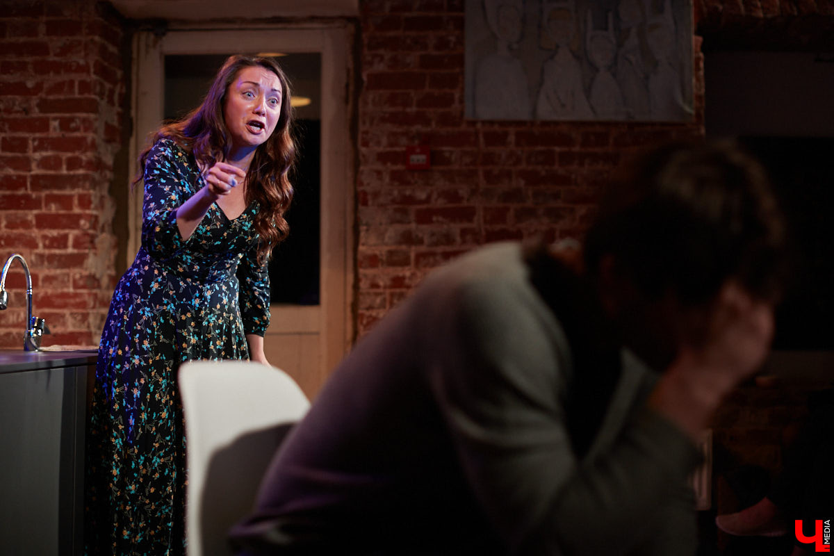 История разваливающейся любви, знакомая каждому. Откровения владимирских актеров в пьесе Ивана Вырыпаева «Солнечная линия».