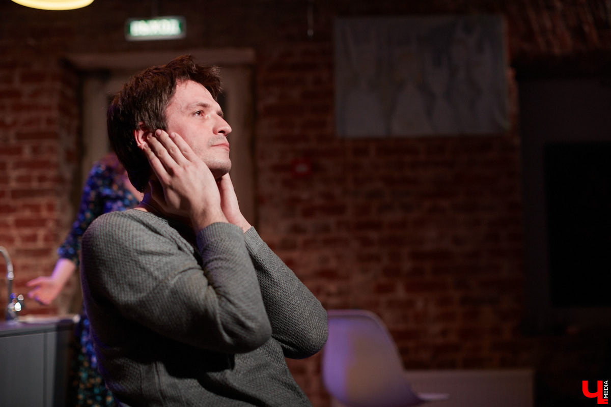 История разваливающейся любви, знакомая каждому. Откровения владимирских актеров в пьесе Ивана Вырыпаева «Солнечная линия».