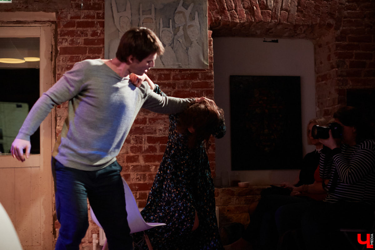 История разваливающейся любви, знакомая каждому. Откровения владимирских актеров в пьесе Ивана Вырыпаева «Солнечная линия».