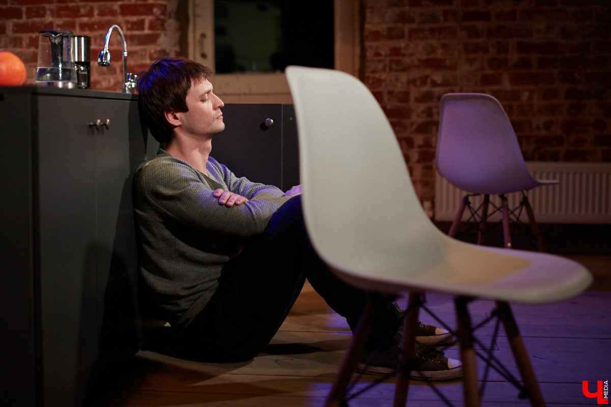 История разваливающейся любви, знакомая каждому. Откровения владимирских актеров в пьесе Ивана Вырыпаева «Солнечная линия».