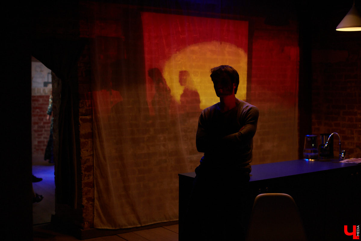 История разваливающейся любви, знакомая каждому. Откровения владимирских актеров в пьесе Ивана Вырыпаева «Солнечная линия».