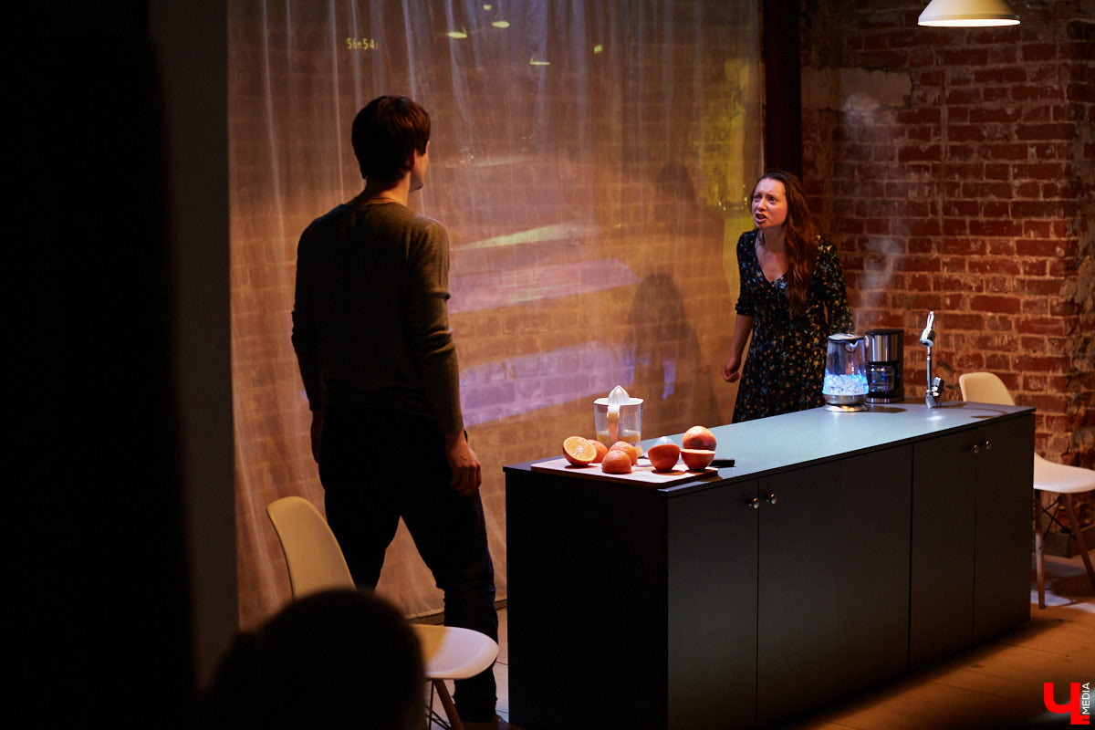 История разваливающейся любви, знакомая каждому. Откровения владимирских актеров в пьесе Ивана Вырыпаева «Солнечная линия».