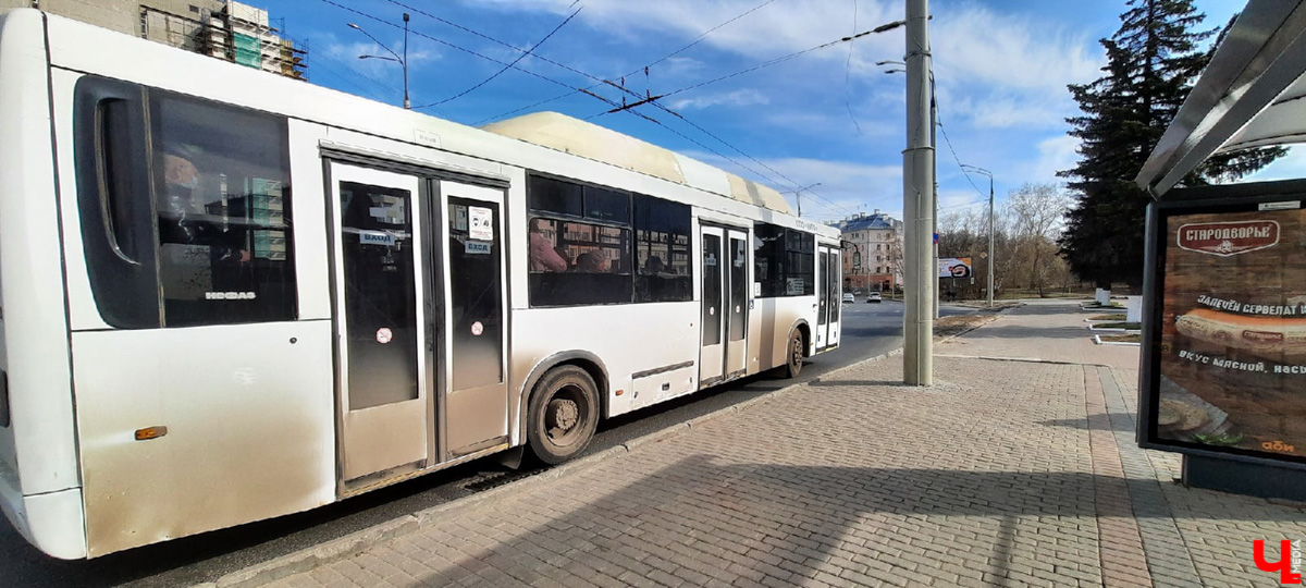 Утро понедельника могло быть очень хмурым. АДМ, перевозчик, отвечающий за 15 маршрутов, грозился резко свернуть работу. Но транспорт все же вышел. Мы порадовались, а заодно оценили качество автобусов в нашем городе.