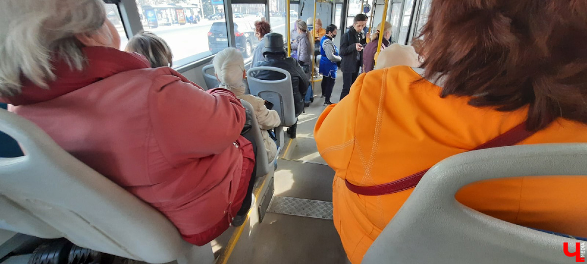 Утро понедельника могло быть очень хмурым. АДМ, перевозчик, отвечающий за 15 маршрутов, грозился резко свернуть работу. Но транспорт все же вышел. Мы порадовались, а заодно оценили качество автобусов в нашем городе.