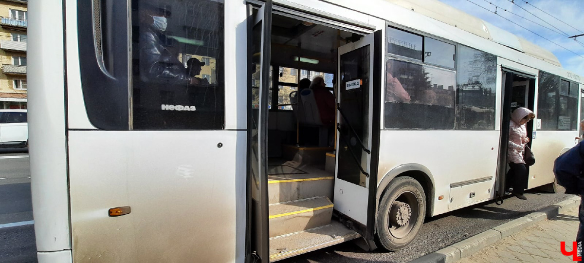 Утро понедельника могло быть очень хмурым. АДМ, перевозчик, отвечающий за 15 маршрутов, грозился резко свернуть работу. Но транспорт все же вышел. Мы порадовались, а заодно оценили качество автобусов в нашем городе.