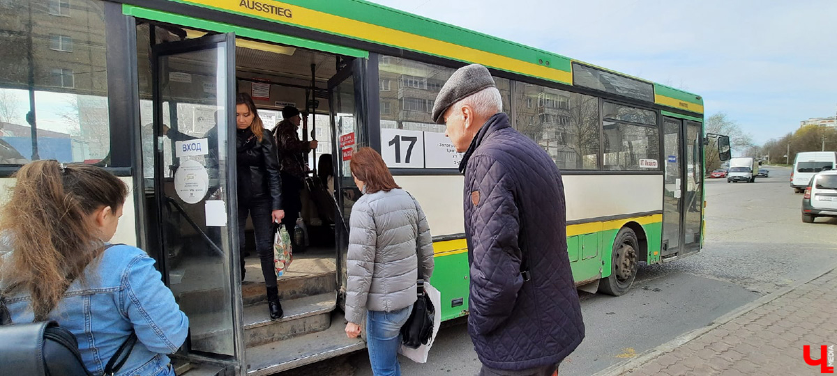 Утро понедельника могло быть очень хмурым. АДМ, перевозчик, отвечающий за 15 маршрутов, грозился резко свернуть работу. Но транспорт все же вышел. Мы порадовались, а заодно оценили качество автобусов в нашем городе.