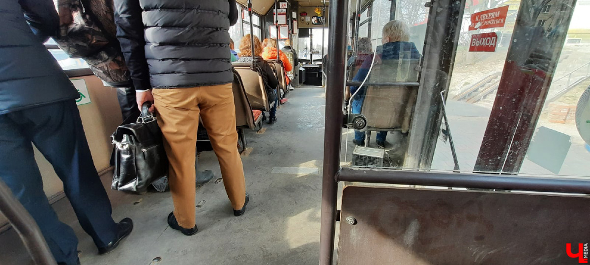 Утро понедельника могло быть очень хмурым. АДМ, перевозчик, отвечающий за 15 маршрутов, грозился резко свернуть работу. Но транспорт все же вышел. Мы порадовались, а заодно оценили качество автобусов в нашем городе.