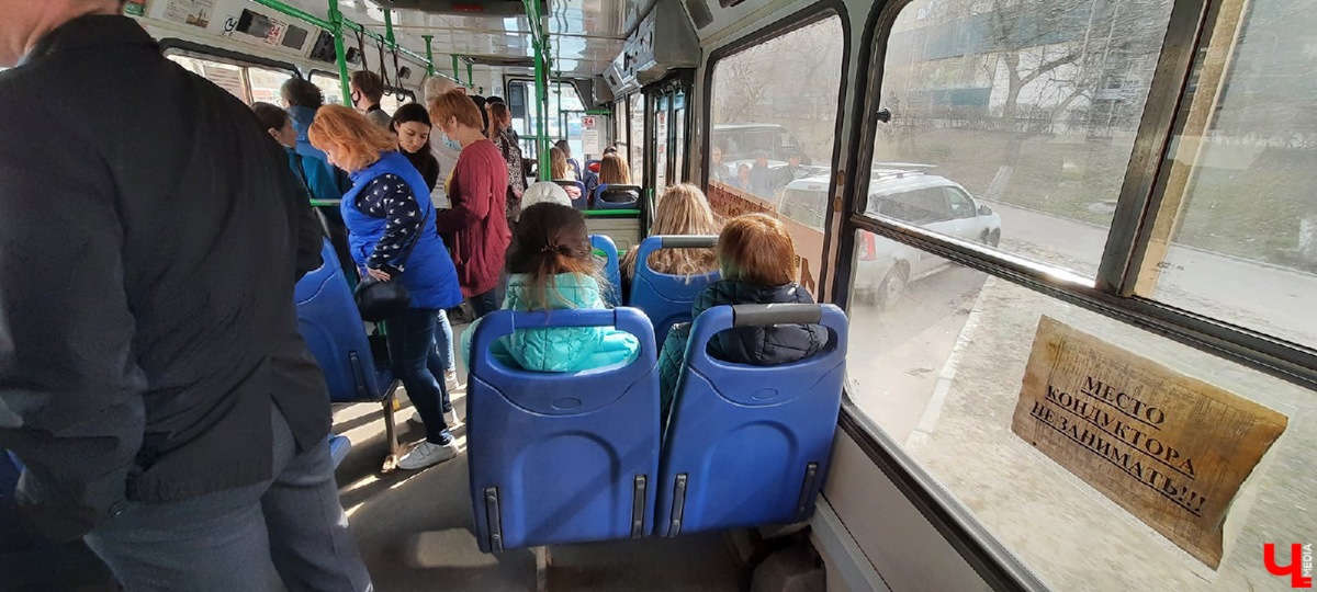 Утро понедельника могло быть очень хмурым. АДМ, перевозчик, отвечающий за 15 маршрутов, грозился резко свернуть работу. Но транспорт все же вышел. Мы порадовались, а заодно оценили качество автобусов в нашем городе.