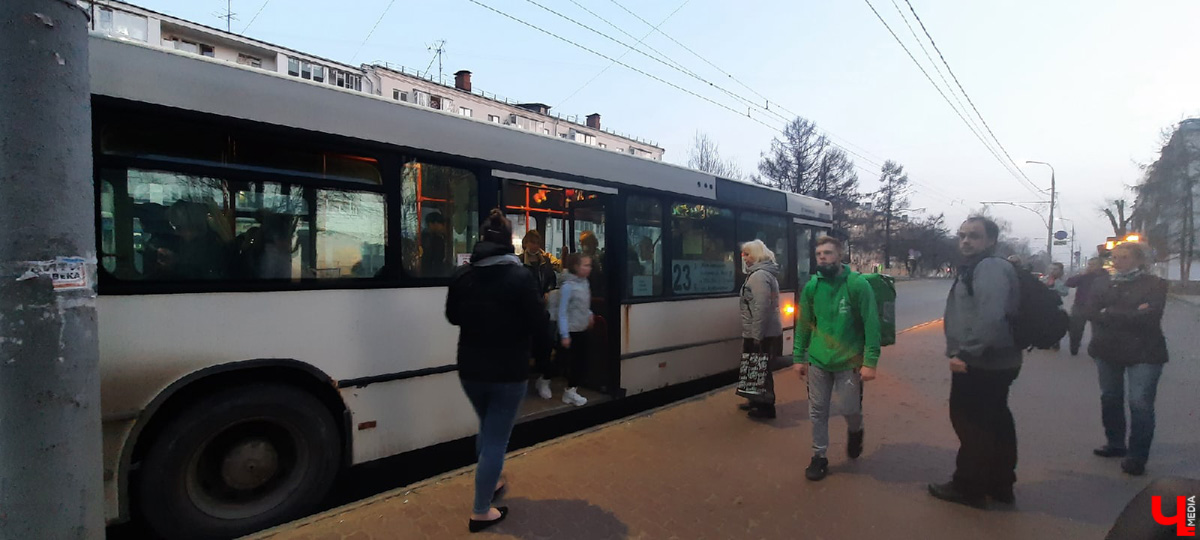 Утро понедельника могло быть очень хмурым. АДМ, перевозчик, отвечающий за 15 маршрутов, грозился резко свернуть работу. Но транспорт все же вышел. Мы порадовались, а заодно оценили качество автобусов в нашем городе.