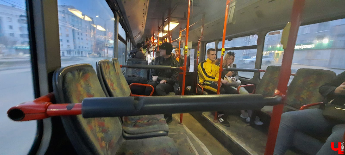 Утро понедельника могло быть очень хмурым. АДМ, перевозчик, отвечающий за 15 маршрутов, грозился резко свернуть работу. Но транспорт все же вышел. Мы порадовались, а заодно оценили качество автобусов в нашем городе.