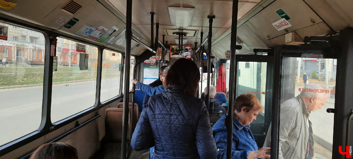 Утро понедельника могло быть очень хмурым. АДМ, перевозчик, отвечающий за 15 маршрутов, грозился резко свернуть работу. Но транспорт все же вышел. Мы порадовались, а заодно оценили качество автобусов в нашем городе.