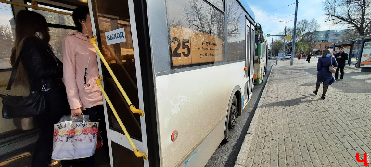 Утро понедельника могло быть очень хмурым. АДМ, перевозчик, отвечающий за 15 маршрутов, грозился резко свернуть работу. Но транспорт все же вышел. Мы порадовались, а заодно оценили качество автобусов в нашем городе.