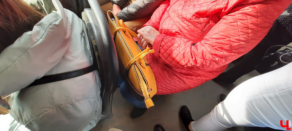 Утро понедельника могло быть очень хмурым. АДМ, перевозчик, отвечающий за 15 маршрутов, грозился резко свернуть работу. Но транспорт все же вышел. Мы порадовались, а заодно оценили качество автобусов в нашем городе.