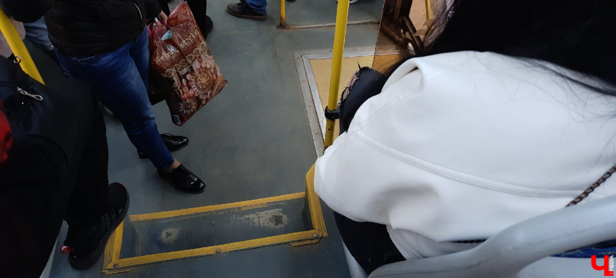 Утро понедельника могло быть очень хмурым. АДМ, перевозчик, отвечающий за 15 маршрутов, грозился резко свернуть работу. Но транспорт все же вышел. Мы порадовались, а заодно оценили качество автобусов в нашем городе.