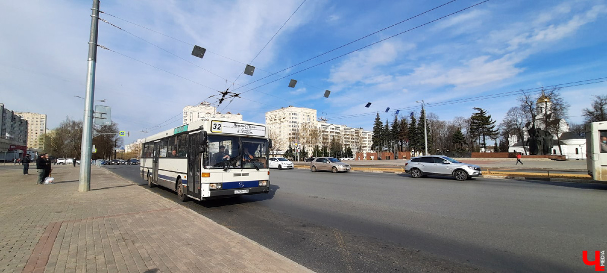 Утро понедельника могло быть очень хмурым. АДМ, перевозчик, отвечающий за 15 маршрутов, грозился резко свернуть работу. Но транспорт все же вышел. Мы порадовались, а заодно оценили качество автобусов в нашем городе.